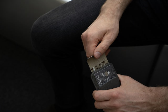 What’s the Difference Between a Card Holder and a Smart Wallet?