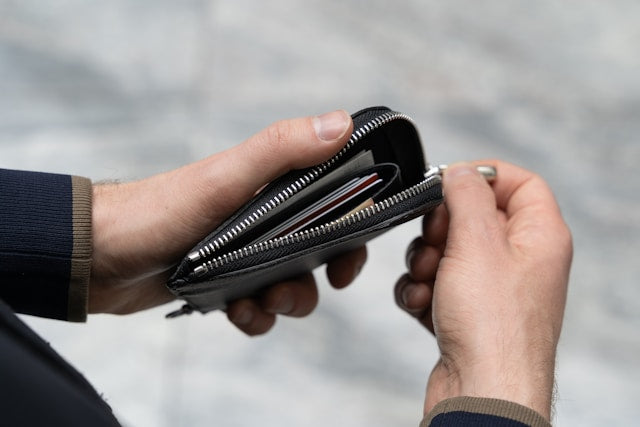 Leather, Fabric or Smart Wallet — Which One Actually Fits Your Style?